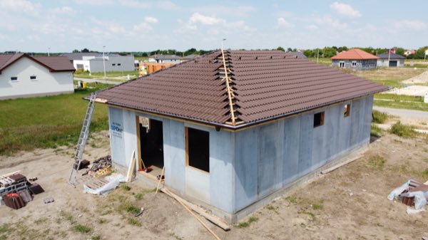 Kész tetőfedés az épülő SIP panel családi házon.