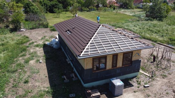 Elkészült cserépfedés egy energiahatékony SIP panel családi házon.