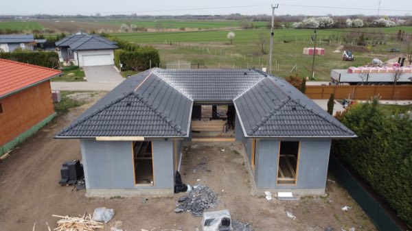 Szerkezetkész SIP panel ház a tetőfedés befejezése után.